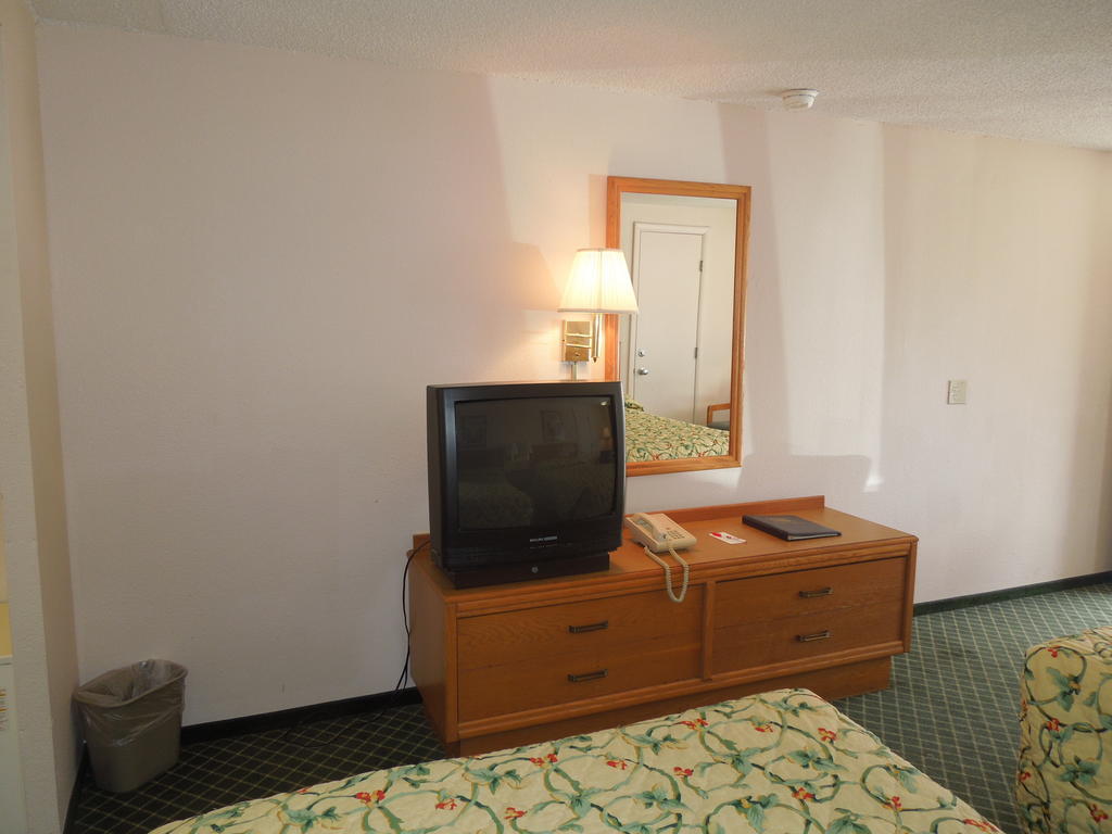 Knights Inn Elyria Ruang foto